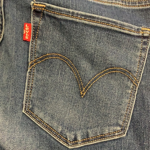 Women’s pull on Levi’s - Picture 2 of 5